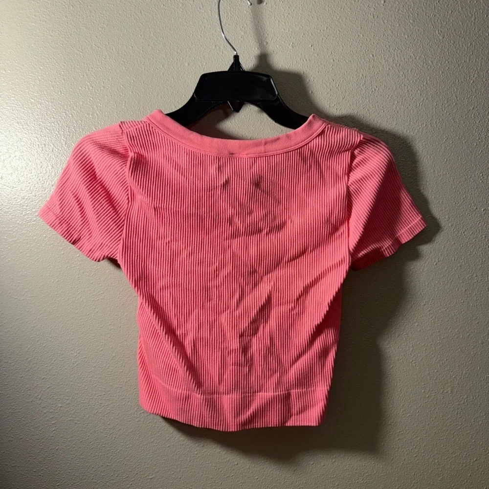 Pink Ribbed V-Neck Crop Top - Picture 2 of 3